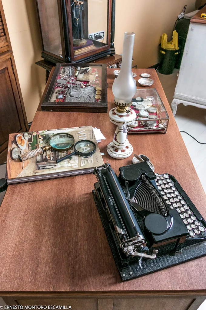 Escritorio de coleccionista con objetos de época